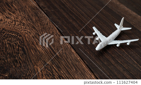 玩具飛機在木紋地板上旅行 玩具飛機在木紋地板上旅行 111627404