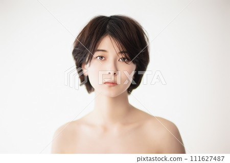 一個年輕的黑髮女子的美麗形象 111627487