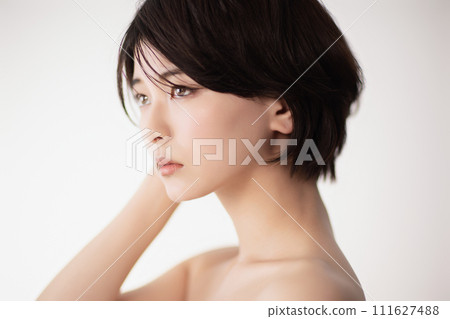 一個年輕的黑髮女子的美麗形象 111627488