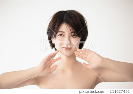 一個年輕的黑髮女子的美麗形象 111627491