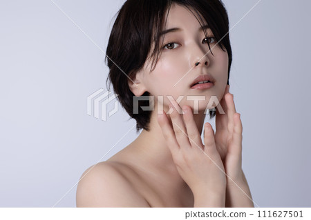 一個年輕的黑髮女子的美麗形象 一個年輕的黑髮女子的美麗形象 111627501