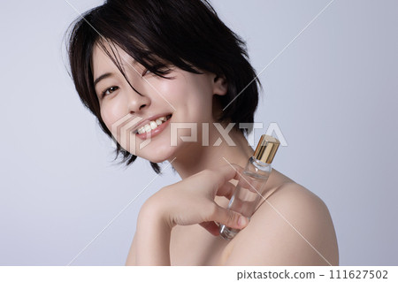 一個年輕的黑髮女子的美麗形象 一個年輕的黑髮女子的美麗形象 111627502