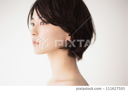 Beauty image of a young black-haired woman Beauty image of a young black-haired woman 111627505