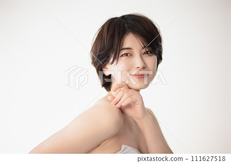 一個年輕的黑髮女子的美麗形象 111627518