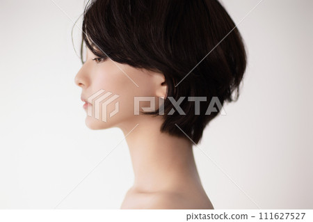 一個年輕的黑髮女子的美麗形象 一個年輕的黑髮女子的美麗形象 111627527