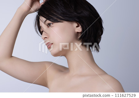 一個年輕的黑髮女子的美麗形象 一個年輕的黑髮女子的美麗形象 111627529