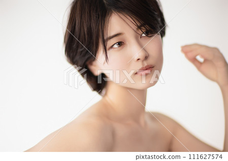 Beauty image of a young black-haired woman Beauty image of a young black-haired woman 111627574