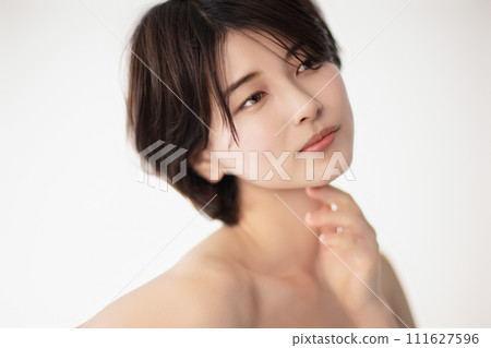 一個年輕的黑髮女子的美麗形象 111627596