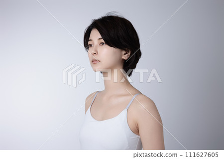 一個年輕的黑髮女子的美麗形象 111627605