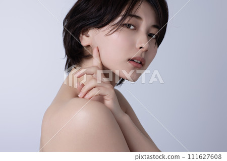一個年輕的黑髮女子的美麗形象 一個年輕的黑髮女子的美麗形象 111627608