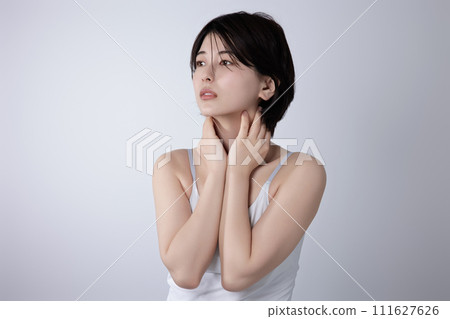 Beauty image of a young black-haired woman Beauty image of a young black-haired woman 111627626
