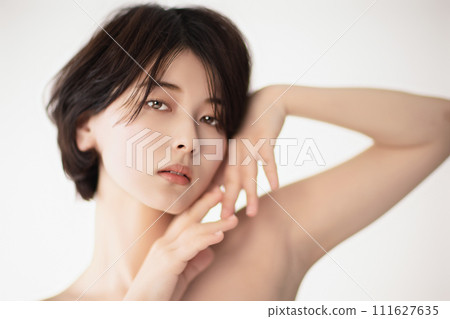 Beauty image of a young black-haired woman Beauty image of a young black-haired woman 111627635