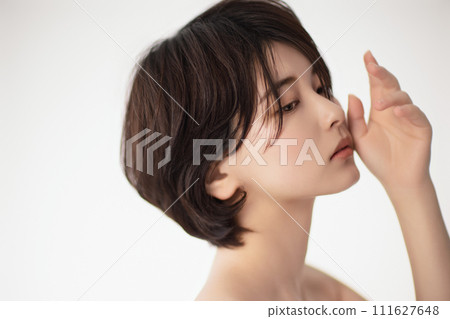 一個年輕的黑髮女子的美麗形象 111627648