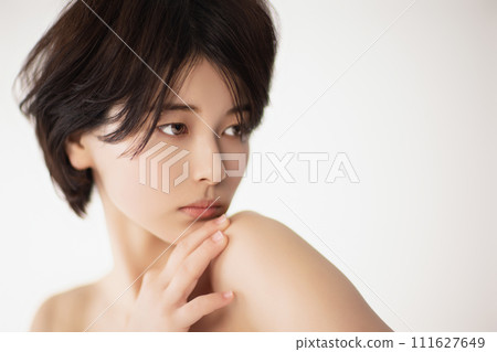 Beauty image of a young black-haired woman Beauty image of a young black-haired woman 111627649