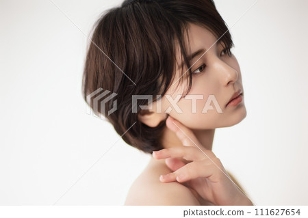 一個年輕的黑髮女子的美麗形象 111627654