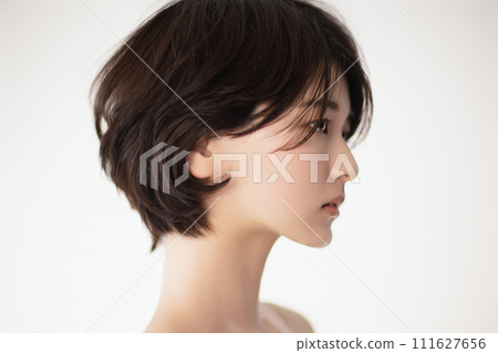 一個年輕的黑髮女子的美麗形象 111627656