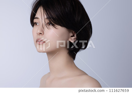 一個年輕的黑髮女子的美麗形象 一個年輕的黑髮女子的美麗形象 111627659