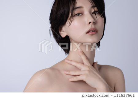 一個年輕的黑髮女子的美麗形象 一個年輕的黑髮女子的美麗形象 111627661