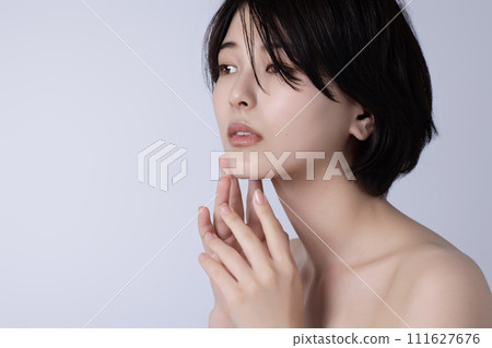 一個年輕的黑髮女子的美麗形象 111627676