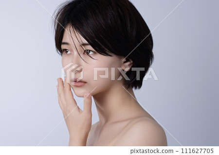 Beauty image of a young black-haired woman Beauty image of a young black-haired woman 111627705
