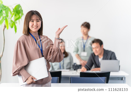 商務女性/女性在辦公室/會議室進行指導（點擊此處/推薦/指導/入門） 111628133