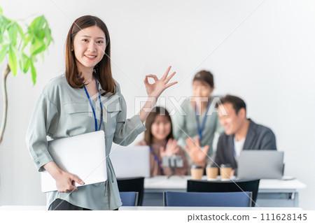 辦公室/會議室的女商人/女性(好的,換工作,再就業,臨時僱員) 辦公室/會議室的女商人/女性(好的,換工作,再就業,臨時僱員) 111628145