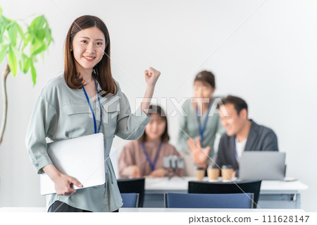 商務女性/在辦公室/會議室使用電腦的女性（勇敢的姿勢） 111628147