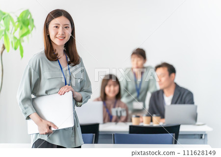 在辦公室/會議室擁有個人電腦的女商人/女性 111628149
