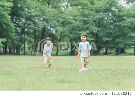 活躍的孩子、兄弟姊妹和朋友在公園玩耍 111628212