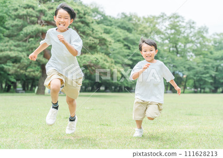 活躍的孩子們在公園裡互相追逐，兄弟姐妹，跑步，衝刺 111628213