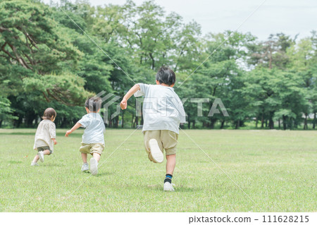 活躍的孩子們在公園裡互相追逐,兄弟姐妹,跑步,衝刺 活躍的孩子們在公園裡互相追逐,兄弟姐妹,跑步,衝刺 111628215