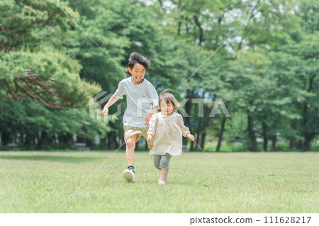 活躍的孩子們在公園裡互相追逐，兄弟姐妹，跑步，衝刺 111628217