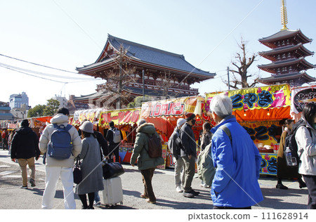 After visiting Sensoji Temple, you can enjoy eating food at the food stalls on the festival day. Order happily at the store 111628914