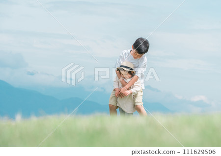 Children/siblings playing on the plateau/lawn/park (picnic/camping/outdoors) Children/siblings playing on the plateau/lawn/park (picnic/camping/outdoors) 111629506