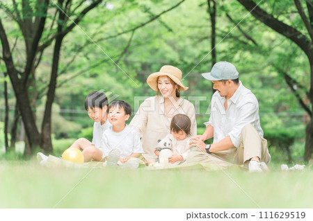 Families, parents and children having leisure and picnic during summer vacation Families, parents and children having leisure and picnic during summer vacation 111629519