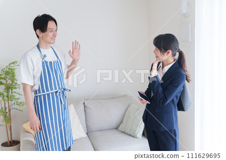 A stay-at-home husband and a career woman wife 111629695