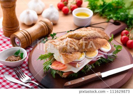 配料豐富的法國長棍三明治 配料豐富的法國長棍三明治 111629873