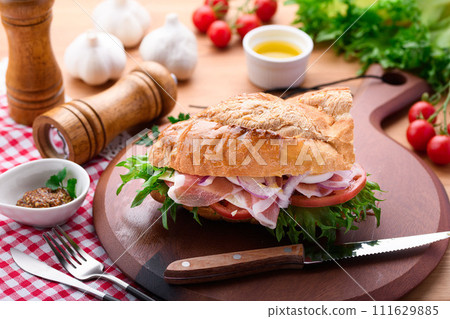 配料豐富的法國長棍三明治 111629885