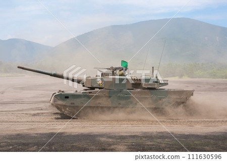 狂奔的陸上自衛隊90式坦克 111630596