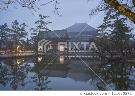 Todaiji Great Buddha Hall reflected in the pond before dawn 111630875
