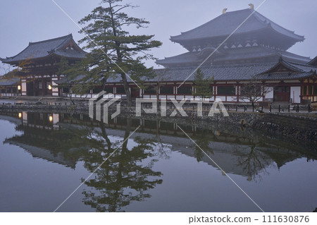 Todaiji Great Buddha Hall reflected in the water 111630876