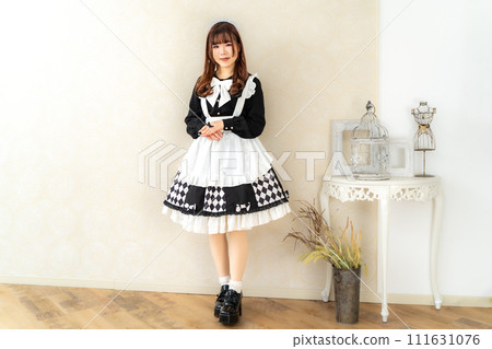 穿女僕裝的日本女人 111631076