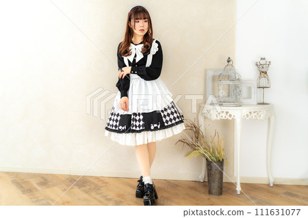 穿女僕裝的日本女人 111631077