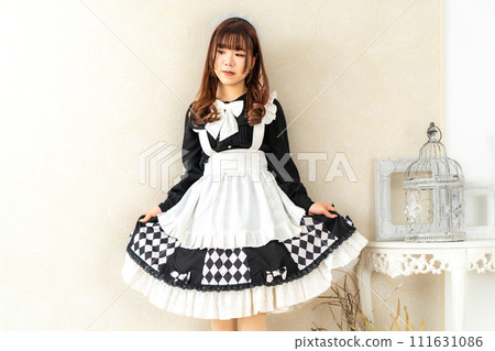 穿女僕裝的日本女人 111631086