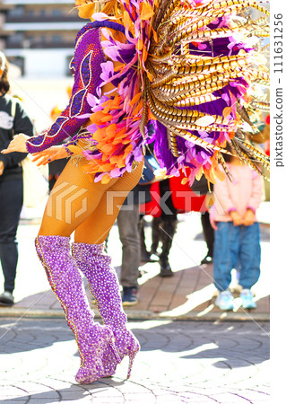 Brazilian costumes dancing samba on the streets of the city 111631256