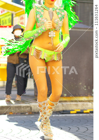 巴西服裝在城市街頭跳森巴舞 巴西服裝在城市街頭跳森巴舞 111631264