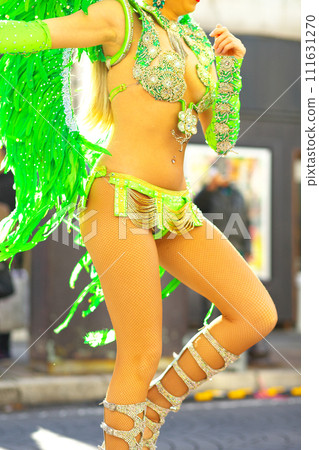巴西服裝在城市街頭跳森巴舞 111631270