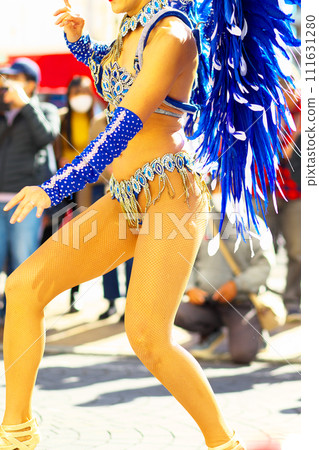 Brazilian costumes dancing samba on the streets of the city 111631280