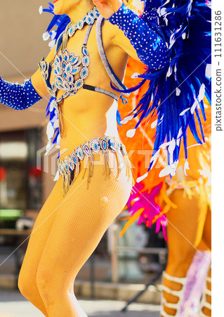 巴西服裝在城市街頭跳森巴舞 111631286