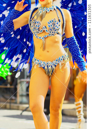 Brazilian costumes dancing samba on the streets of the city 111631305